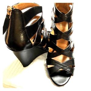Nine West black leather wedge high heel sandals 👠